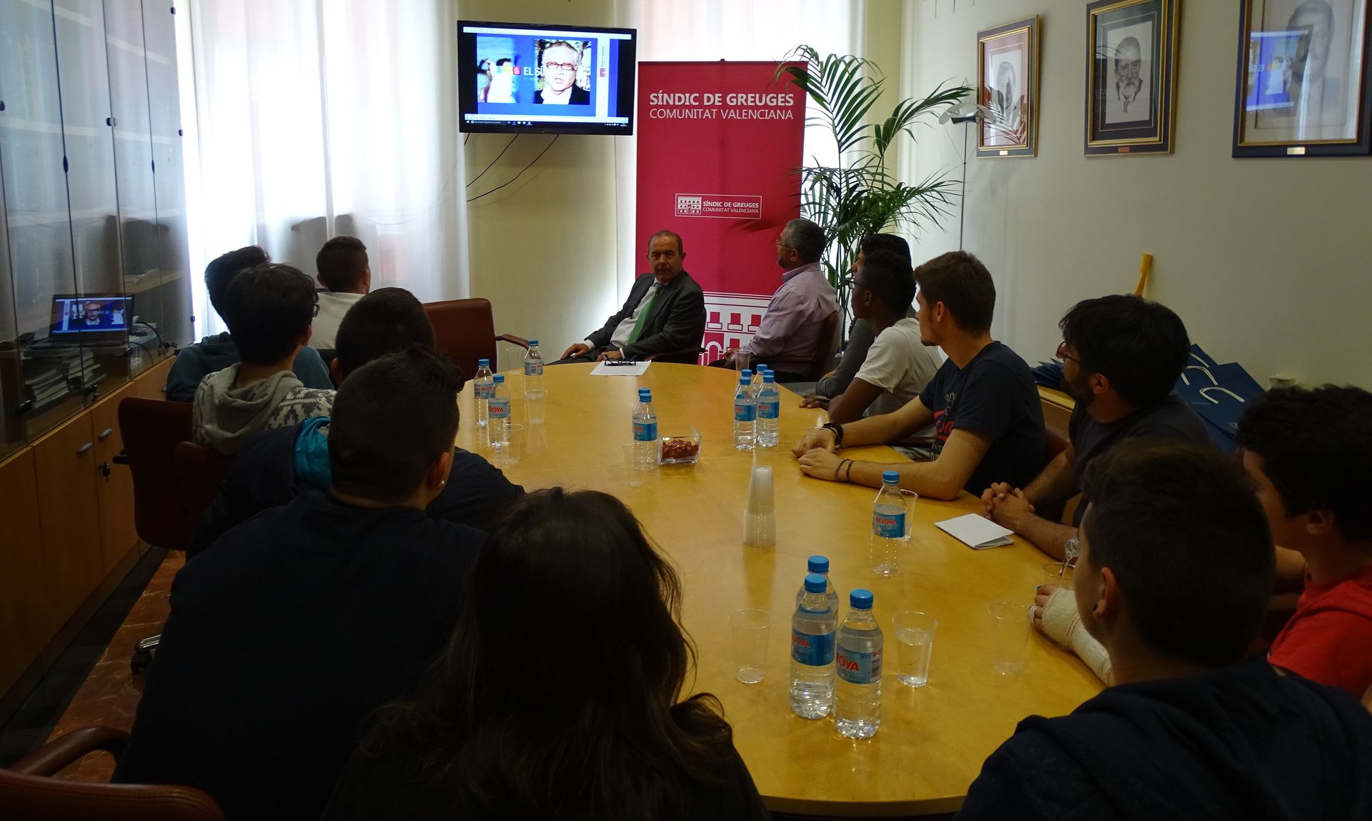 Rebem la visita d’un grup de joves del Centre de Menors El Cabanyal que participen en el programa Democràcia